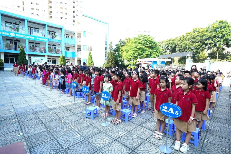 Trường Tiểu học Ngọc Lâm và Trường Tiểu học Nguyễn Bỉnh Khiêm chào mừng năm học mới cùng những món quà đến từ Công ty CPSX Nhựa Duy Tân. 