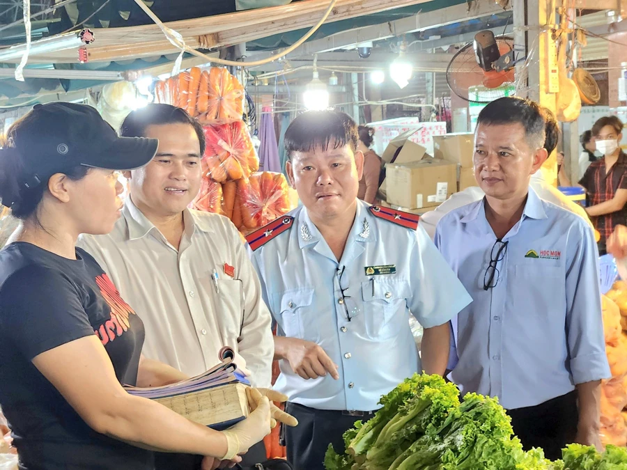 Việc chợ tự phát không có dấu hiệu giảm mà ngày càng phát triển mạnh mẽ khiến thương nhân tại chợ đầu mối Hóc Môn “kêu trời”, muốn bỏ chợ. 