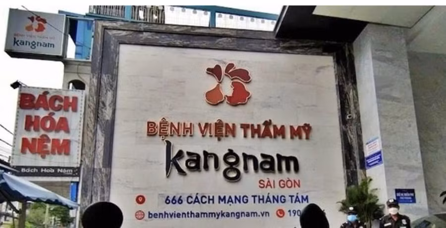 Một người phụ nữ tai biến sau 2 ngày hút mỡ bụng tại Bệnh viện thẩm mỹ Kangnam. (Ảnh: T.N)
