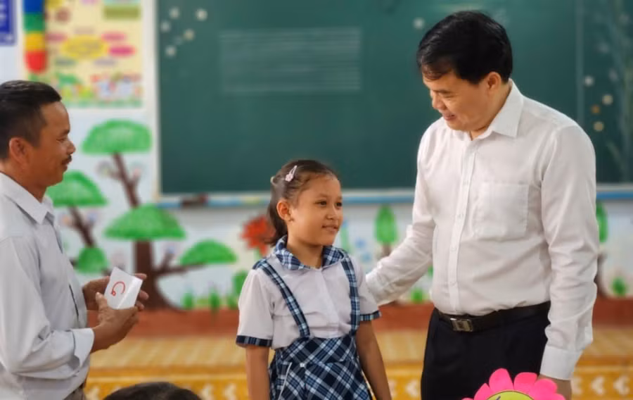 Ông Nguyễn Văn Thanh – Phó Vụ trưởng Giáo dục dân tộc (Bộ GD&ĐT) – Trưởng đoàn công tác, khảo sát tại lớp cùng học sinh tại Trường TH Phan Hiệp. 