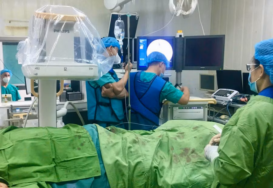 Phương pháp mổ nội soi động mạch rất nhẹ nhàng, chỉ chọc kim qua động mạch, tiếp đó có dụng cụ khâu động mạch qua kim.