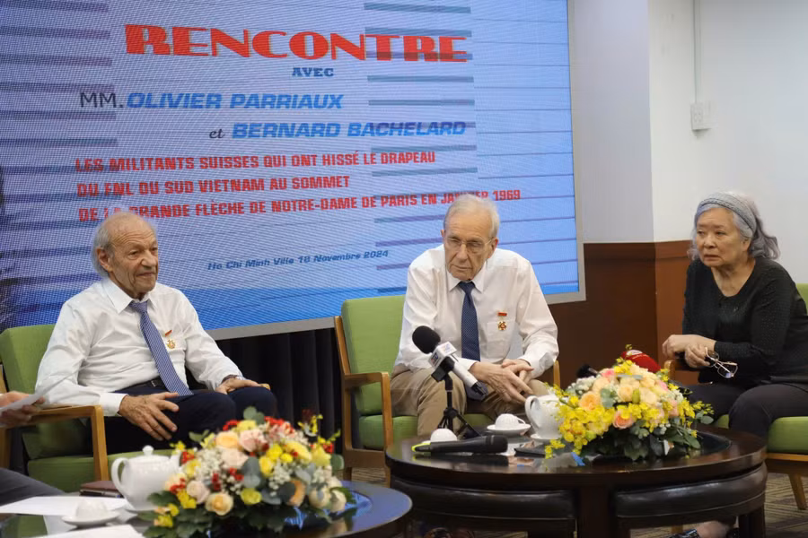 Nhóm người người treo cờ Mặt trận Dân tộc Giải phóng miền Nam Việt Nam lần thứ 2 đến Việt Nam.