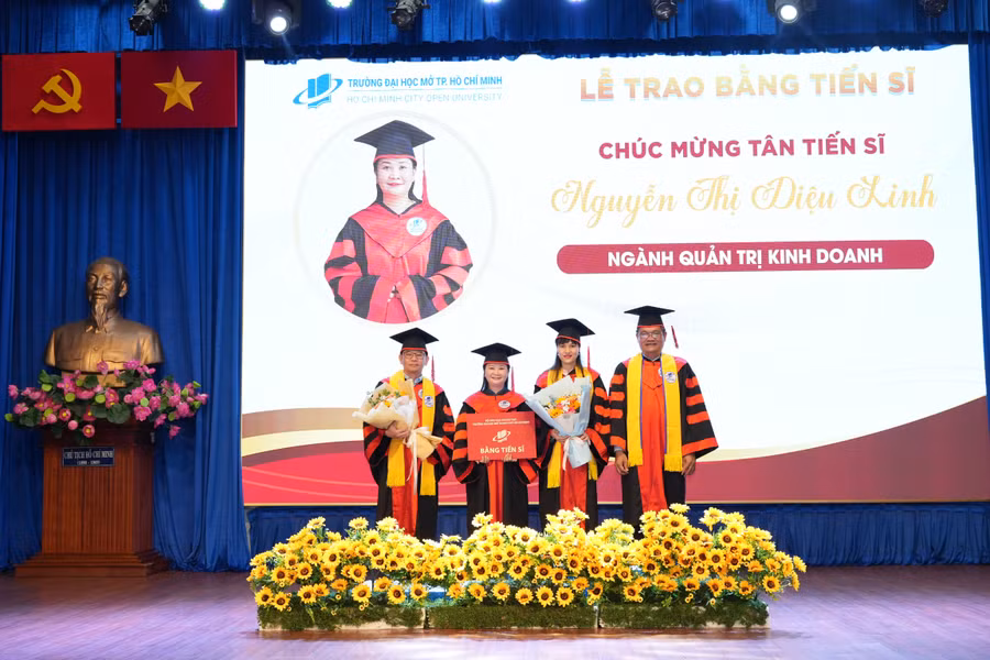 Lễ Trao bằng tiến sĩ và thạc sĩ năm 2024 của Trường ĐH Mở TPHCM. 