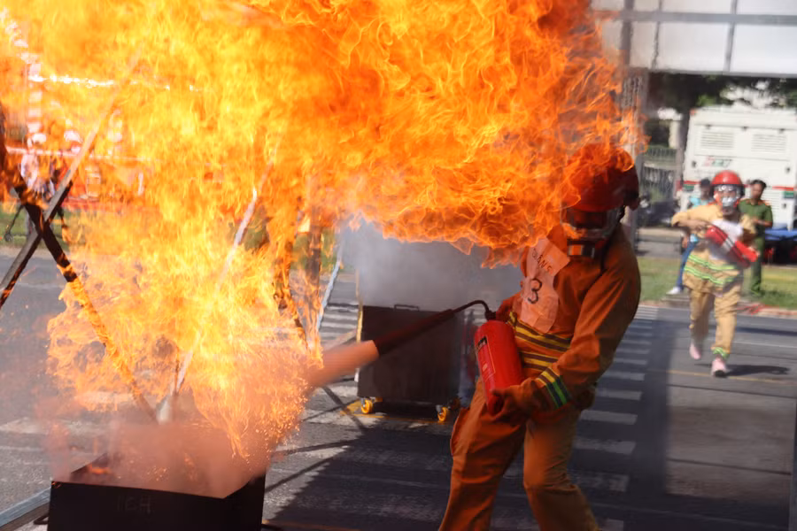 Vận động viên tham gia Hội thi Nghiệp vụ chữa cháy và cứu nạn cứu hộ “Tổ liên gia an toàn phòng cháy, chữa cháy” năm 2024.
