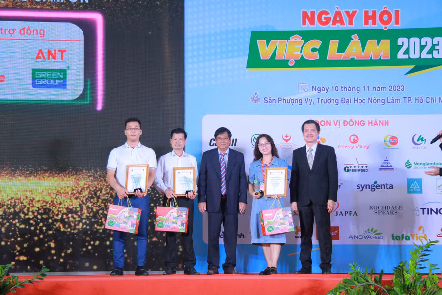 Ban giám hiệu Trường ĐH Nông Lâm TPHCM cảm ơn khách mời tham dự tại ngày hội việc làm năm 2023.