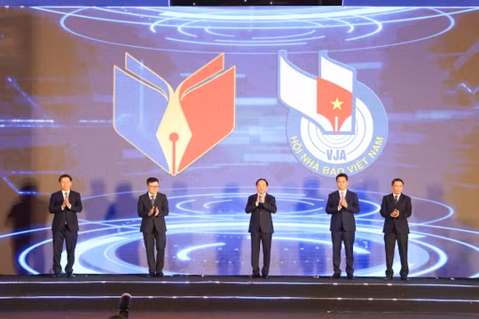 Các đại biểu nhấn nút khai mạc Hội Báo toàn quốc năm 2026.