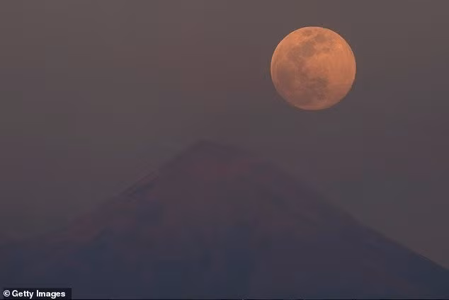 Ở thành phố Cocoyoc (Mexico), trăng được chụp bên cạnh núi lửa Popocatepetl, làm sáng bầu trời trong cái nóng mờ ảo của đêm qua. full-moon-7.jpg