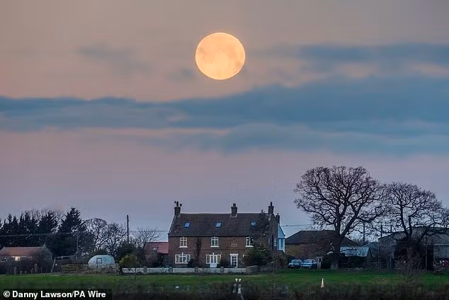Ở North Yorkshire, một bức ảnh đẹp cho thấy siêu trăng mọc phía trên một ngôi nhà nông trại ở làng Stokesley. full-moon-6.jpg