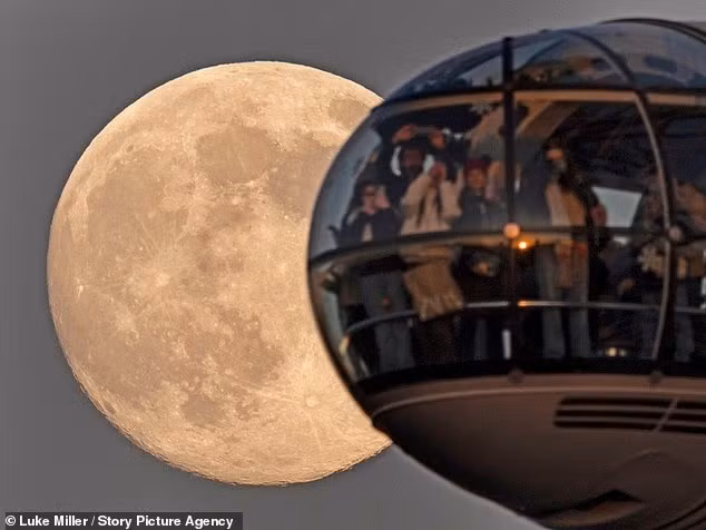 Tối qua, du khách trên vòng quay London Eye đã tụ tập để chụp hình trăng tròn của thủ đô. full-moon-5.jpg
