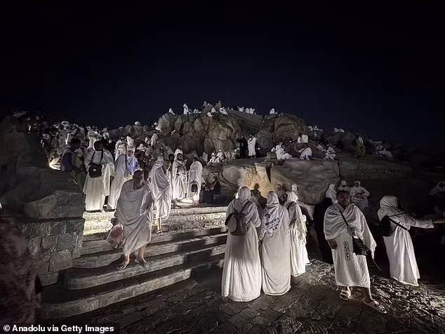 Các tín đồ Hồi giáo quỳ lạy khi thực hiện lễ cầu nguyện buổi tối quanh Kaaba, thánh địa linh thiêng nhất của đạo Hồi tại Mecca, Saudi Arabia, ngày 24/5. nui-arafat-ruc-lua-giua-bien-nguoi-hanh-huong-13.png