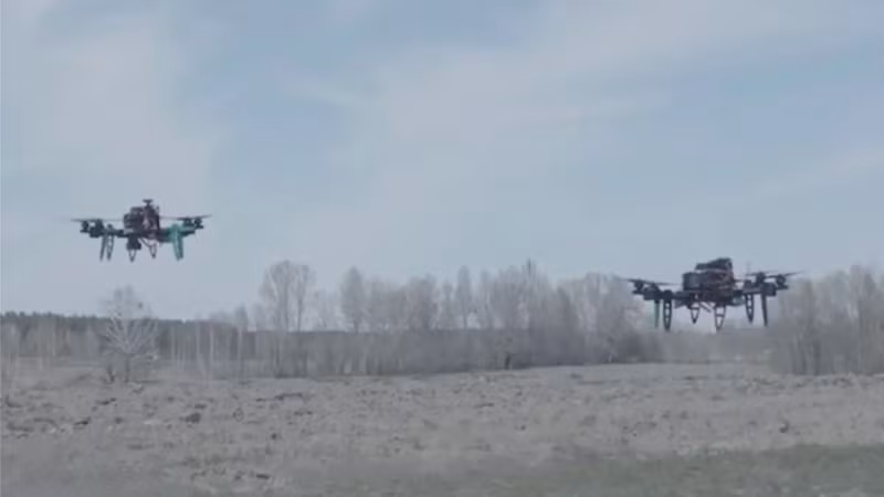 Swarmer (Ukraine): Phần mềm điều phối swarm 3–25 drone mỗi nhiệm vụ, đã hỗ trợ hơn 100 lần triển khai thực chiến đến 2025. Nhờ AI, chỉ cần 3 người vận hành thay vì 9, giảm tải công việc và tăng hiệu quả. diem-danh-nhung-drone-bay-dan-dang-viet-lai-luat-choi-chien-tranh-4.jpg