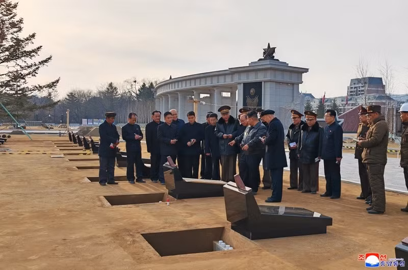 Tháp tùng ông Kim thăm Bảo tàng ở Kursk có các ủy viên Ủy ban Quân sự Trung ương Đảng Lao động Triều Tiên, cán bộ lãnh đạo Ban Chấp hành Trung ương Đảng và các tướng lĩnh Quân đội Nhân dân Triều Tiên. hinh-anh-ong-kim-jong-un-thi-sat-cong-trinh-dac-biet-tai-nga-6.jpg
