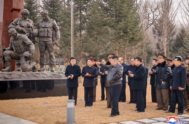 Trong chuyến thị sát ngày 16/3, ông Kim Jong-un đã kiểm tra nhiều hạng mục, bao gồm nội thất bảo tàng, khu mộ các anh hùng và khu trưng bày vũ khí thu giữ. hinh-anh-ong-kim-jong-un-thi-sat-cong-trinh-dac-biet-tai-nga-2.jpg