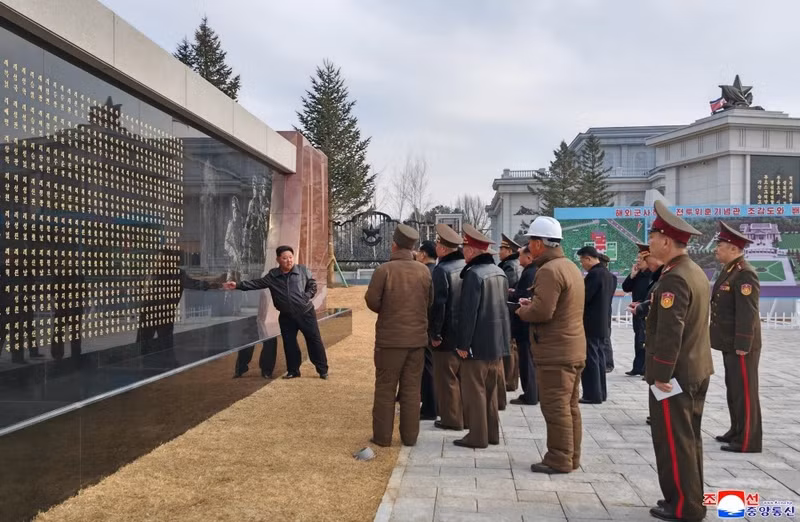 Nhà lãnh đạo Triều Tiên gọi bảo tàng này là “ngôi đền thiêng bất tử” và nhấn mạnh Quân đội Nhân dân, các nhà thiết kế cùng nghệ sĩ phải hoàn thành công trình một cách hoàn hảo. hinh-anh-ong-kim-jong-un-thi-sat-cong-trinh-dac-biet-tai-nga-4.jpg
