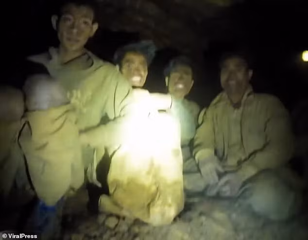Vụ việc xảy ra tại một hang động ở Lào, nơi nước lũ dâng cao khiến nhóm người này không thể thoát ra ngoài. Họ đã bị cô lập hoàn toàn trong bóng tối và nước lạnh suốt nhiều ngày. phep-mau-trong-hang-ngap-nuoc-o-lao-2.png