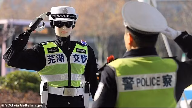 canh-sat-robot-xuat-hien-giua-duong-pho-khien-nguoi-dan-bat-ngo.jpg