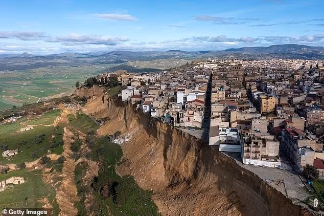 Đơn vị bảo vệ dân sự Italy cho biết toàn bộ cư dân trong bán kính 4 km quanh khu vực lở đất đã được sơ tán, nhiều hộ sẽ phải di dời vĩnh viễn vì nhà cửa không thể ở được nữa. tham-canh-thi-tran-sicily-chenh-venh-ben-vach-da-sau-lo-dat-5.jpg