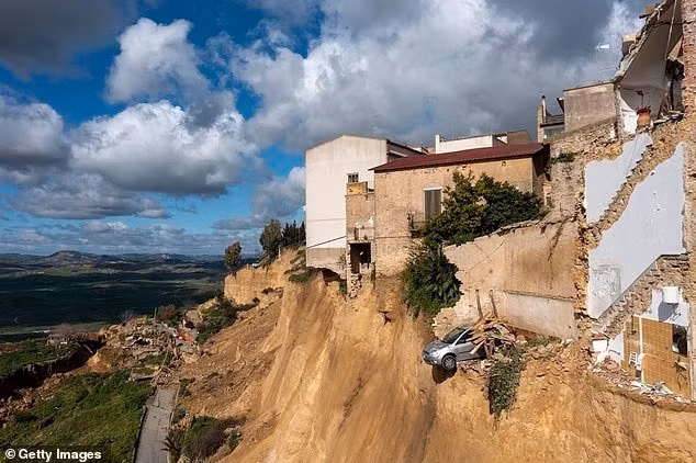 Thị trưởng Massimiliano Conti gọi tình hình là “nghiêm trọng”, cho biết các lực lượng cảnh sát, cứu hỏa và bảo vệ dân sự đang phối hợp để đánh giá bước tiếp theo, trường học phải đóng cửa. tham-canh-thi-tran-sicily-chenh-venh-ben-vach-da-sau-lo-dat-4.jpg