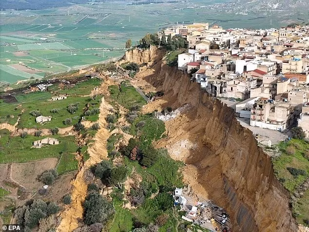 Chính phủ Italy đã ban bố tình trạng khẩn cấp cho Sicily, Sardinia và Calabria sau bão Harry. Thiệt hại ước tính khoảng 740 triệu euro, trong khi địa phương cho rằng con số vượt 1 tỷ euro. tham-canh-thi-tran-sicily-chenh-venh-ben-vach-da-sau-lo-dat-7.jpg