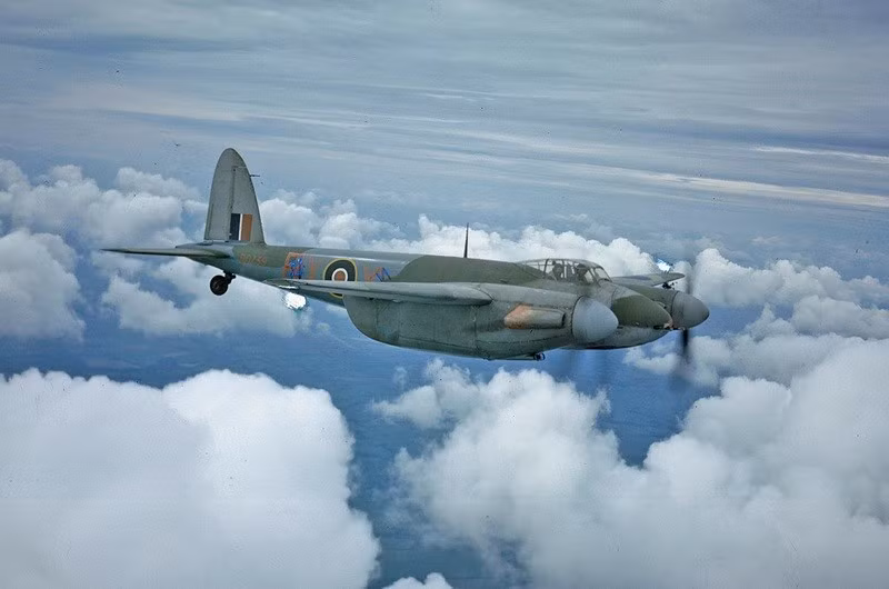 Mosquito (1940): Tiêm kích–oanh tạc cơ gỗ hai động cơ Merlin, nổi bật ở trinh sát Israel đến cuối 1956. Trong Suez, phi đội 110 dùng FB.VI đánh thiết giáp Sinai suốt 4 ngày; không chiếc nào bị bắn rơi trong các phi vụ trinh sát sâu. diem-danh-10-chien-binh-thep-khong-chiu-roi-bau-troi-10.jpg