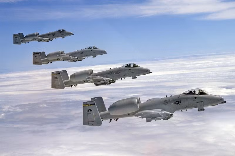 A-10 Thunderbolt II (1972): Máy bay cường kích bọc giáp, phá tăng với pháo quay khổng lồ; nổi danh ở Vùng Vịnh 1991, Iraq, Afghanistan. diem-danh-10-chien-binh-thep-khong-chiu-roi-bau-troi-3.jpg