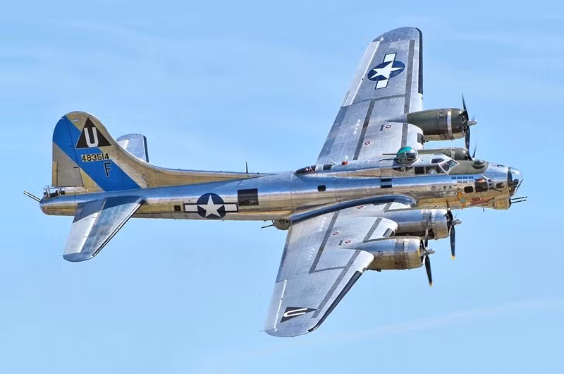 B-17 Flying Fortress (1938): Sau chiến tranh, Israel dùng ném bom Cairo năm 1948 và Ai Cập năm 1956. Sau đó chuyển vai chữa cháy rừng—tải lớn, bay ổn định, khung khỏe chịu nhiễu động; hoạt động cứu hỏa kéo dài đến năm 1985 diem-danh-10-chien-binh-thep-khong-chiu-roi-bau-troi-8.jpg