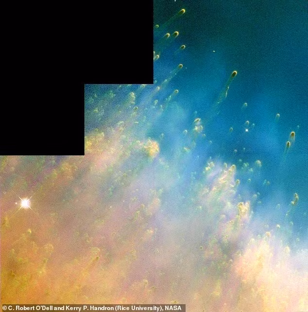 Hình ảnh JWST cho thấy khí nóng màu xanh gần sao lùn trắng, vùng vàng mát hơn nơi hydro tạo phân tử, và đỏ là nơi bụi hình thành. Bức xạ từ sao lùn trắng tiếp tục chiếu sáng lớp vỏ khí, tạo nên tinh vân hành tinh rực rỡ. nasa-tiet-lo-kich-ban-mat-troi-nuot-trai-dat-5.jpg