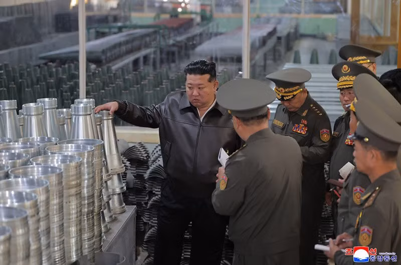 Ông Kim Jong-un bày tỏ sự cảm kích trước tinh thần yêu nước và sự tận tụy của đội ngũ công nhân quốc phòng. chu-tich-kim-jong-un-thi-sat-doanh-nghiep-quoc-phong-2026-02.jpg