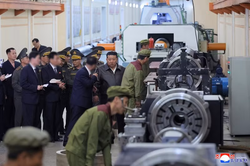 chu-tich-kim-jong-un-thi-sat-doanh-nghiep-quoc-phong-2026-05.jpg