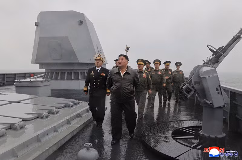 comrade-kim-jong-un-visits-destroyer-choe-hyon-07.jpg