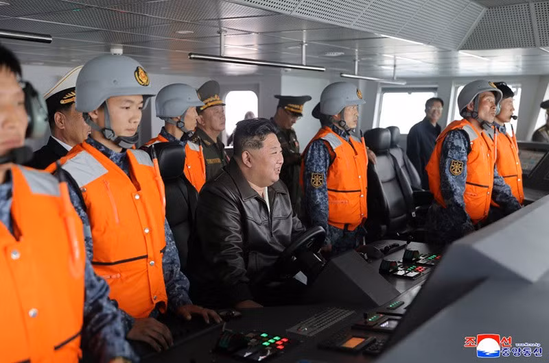 comrade-kim-jong-un-visits-destroyer-choe-hyon-08.jpg