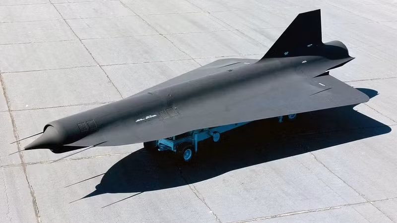 Lockheed D-21 Drone. Máy bay không người lái trinh sát, phóng từ máy bay khác, bay cao và nhanh. Phát triển trong tuyệt mật, nhiều nhiệm vụ thất bại không được giải thích. Dù ít hoạt động, nó mở đường cho UAV hiện đại. bi-mat-nhung-chien-co-khien-the-gioi-rung-dong-thoi-chien-tranh-lanh-17.jpg
