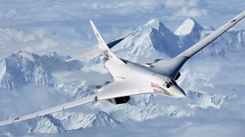 Tupolev Tu-160 'Blackjack.' Nguyên mẫu ban đầu bị che giấu, thử nghiệm trong bí mật với an ninh nghiêm ngặt. Khi lộ diện, kích thước và tốc độ khiến phương Tây choáng váng. Thời kỳ đầu, nó như bóng ma tình báo. bi-mat-nhung-chien-co-khien-the-gioi-rung-dong-thoi-chien-tranh-lanh-4.jpg