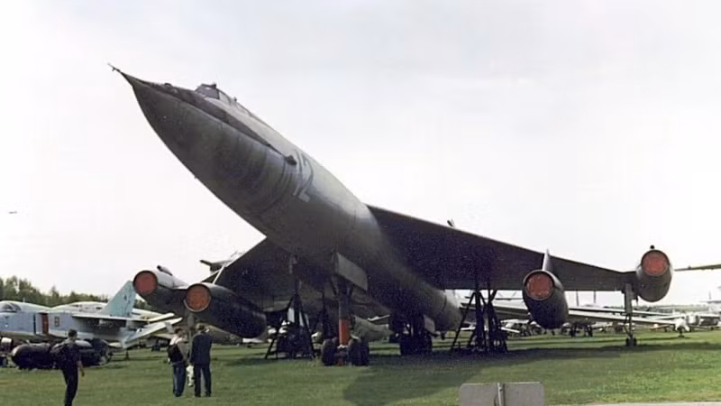 Myasishchev M-50 'Bounder'. Máy bay ném bom Liên Xô, chỉ vài nguyên mẫu. Xuất hiện công khai duy nhất ngày 9/7/1961 tại triển lãm Tushino rồi biến mất, khiến NATO lo ngại hơn cả thông tin xác thực. bi-mat-nhung-chien-co-khien-the-gioi-rung-dong-thoi-chien-tranh-lanh-12.jpg