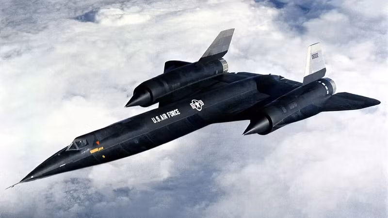 Lockheed A-12 Oxcart. Phát triển tuyệt mật bởi Skunk Works, bay ở độ cao 25.900–27.400 mét, hình dáng đặc biệt để tán xạ sóng radar. Hoạt động bí mật, phi công được chọn lọc kỹ, gia đình không hề biết nhiệm vụ. bi-mat-nhung-chien-co-khien-the-gioi-rung-dong-thoi-chien-tranh-lanh.jpg