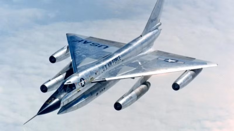 Convair B-58 Hustler. Một số phiên bản đặc biệt được sơn phủ lạ, gắn thiết bị trinh sát tuyệt mật. Phi công chỉ biết nhiệm vụ vài giờ trước khi cất cánh, bản đồ có vùng “Không bàn luận”. bi-mat-nhung-chien-co-khien-the-gioi-rung-dong-thoi-chien-tranh-lanh-7.jpg