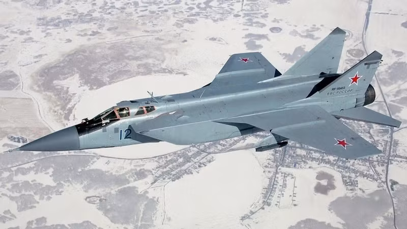 Mikoyan-Gurevich MiG-31. Máy bay đánh chặn tốc độ cao, Liên Xô giữ bí mật trước khi công bố. Phi công được chọn lọc nghiêm ngặt, nhiệm vụ ngụy trang thành huấn luyện. Khi thừa nhận, nó đã dày dạn tuần tra bí mật. bi-mat-nhung-chien-co-khien-the-gioi-rung-dong-thoi-chien-tranh-lanh-6.jpg