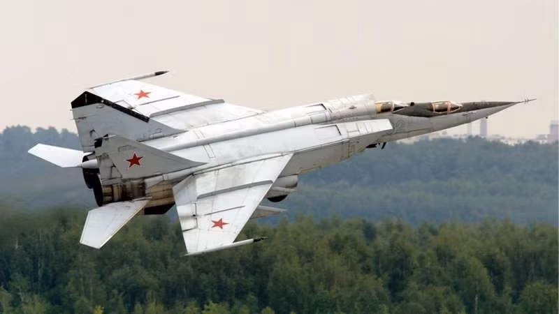 Mikoyan-Gurevich MiG-25 'Foxbat'. Máy bay đánh chặn Liên Xô, gây lo ngại lớn cho NATO. Phi công Viktor Belenko đào thoát năm 1976 bằng MiG-25 hạ cánh tại Nhật, hé lộ thiết kế nhằm đối phó máy bay do thám Mỹ. bi-mat-nhung-chien-co-khien-the-gioi-rung-dong-thoi-chien-tranh-lanh-2.jpg