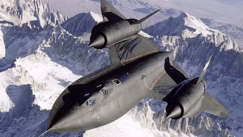 Lockheed SR-71 Blackbird. Kế thừa A-12, SR-71 đạt tốc độ và độ cao vượt xa phòng không. Hình dáng đen bóng tối ưu tàng hình, thử nghiệm tuyệt mật. Khi công bố, nó trở thành biểu tượng sức mạnh công nghệ Mỹ. bi-mat-nhung-chien-co-khien-the-gioi-rung-dong-thoi-chien-tranh-lanh-16.jpg