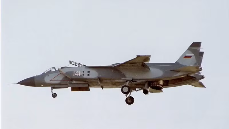Yakovlev Yak-141 Freestyle. Máy bay cất cánh thẳng đứng siêu âm của Liên Xô, thử nghiệm bí mật trên sân bay và tàu sân bay. Xuất hiện công khai lần đầu tại Farnborough năm 1992, gây bất ngờ lớn. bi-mat-nhung-chien-co-khien-the-gioi-rung-dong-thoi-chien-tranh-lanh-10.jpg