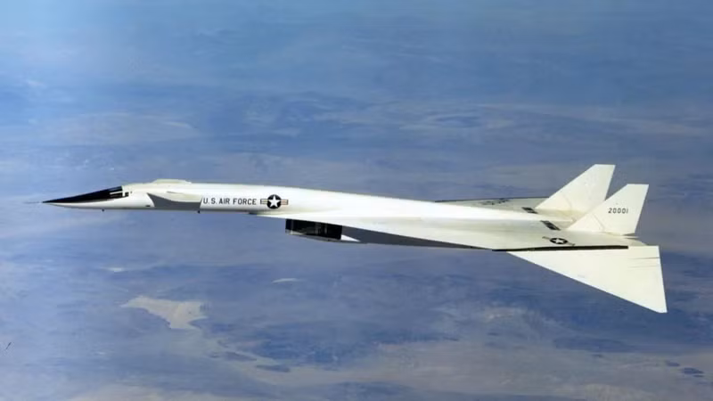 North American XB-70 Valkyrie. Máy bay ném bom siêu tốc Mỹ, khung trắng bóng, thiết kế để vượt mọi đối thủ. Chương trình bị cắt ngắn do tên lửa phòng không, thêm bi kịch va chạm trên không khiến dự án dừng lại. bi-mat-nhung-chien-co-khien-the-gioi-rung-dong-thoi-chien-tranh-lanh-3.jpg