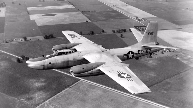 North American RB-45C. Máy bay trinh sát Mỹ đầu thời kỳ Chiến tranh Lạnh, bay sâu vào không phận đối phương khi vệ tinh chưa có. Phi công liều lĩnh, nhiệm vụ phủ nhận chính thức, nhưng thông tin thu thập rất quan trọng. bi-mat-nhung-chien-co-khien-the-gioi-rung-dong-thoi-chien-tranh-lanh-15.jpg