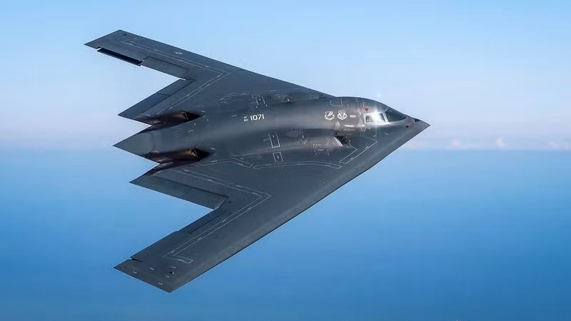 B-2 Spirit. Máy bay ném bom tàng hình “cánh bay” Mỹ, thử nghiệm trong điều kiện tuyệt mật. Công bố ngày 22/11/1988, bay thử đầu tiên 17/7/1989. Thiết kế như khoa học viễn tưởng, gây chấn động thế giới. bi-mat-nhung-chien-co-khien-the-gioi-rung-dong-thoi-chien-tranh-lanh-13.jpg