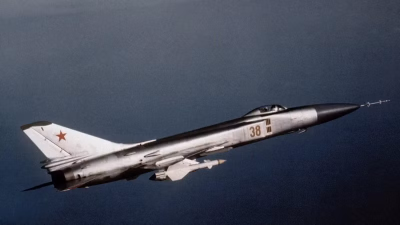 Sukhoi Su-15 (biến thể thử nghiệm). Các nguyên mẫu thử radar và khí động học mới, cất giấu trong nhà chứa có lính gác. Tình báo phương Tây đôi khi thấy Su-15 lạ, nhưng Liên Xô không bao giờ thừa nhận. bi-mat-nhung-chien-co-khien-the-gioi-rung-dong-thoi-chien-tranh-lanh-8.jpg