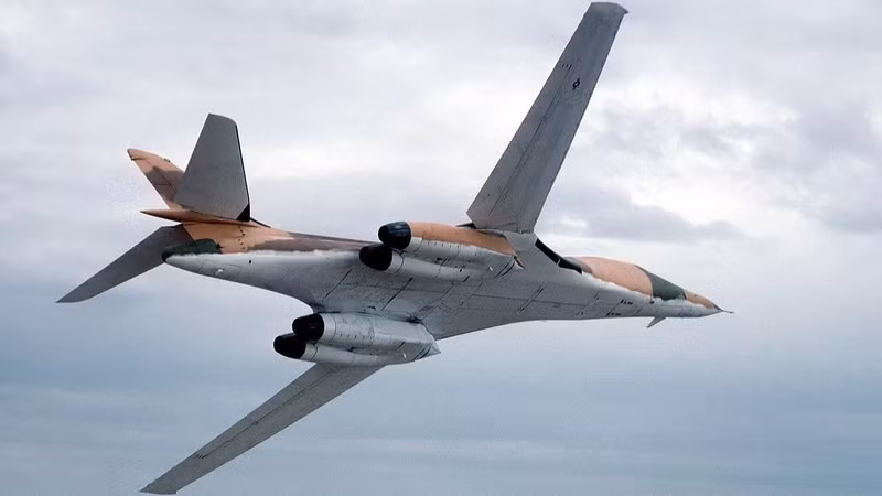 Rockwell B-1A Lancer. Nguyên mẫu B-1A thử nghiệm ở Tây Nam Mỹ, thiết kế bóng bẩy như tiểu thuyết gián điệp. Chương trình bị hủy để ưu tiên tên lửa, nhưng ảnh hưởng lâu dài đến thiết kế máy bay ném bom. bi-mat-nhung-chien-co-khien-the-gioi-rung-dong-thoi-chien-tranh-lanh-9.jpg