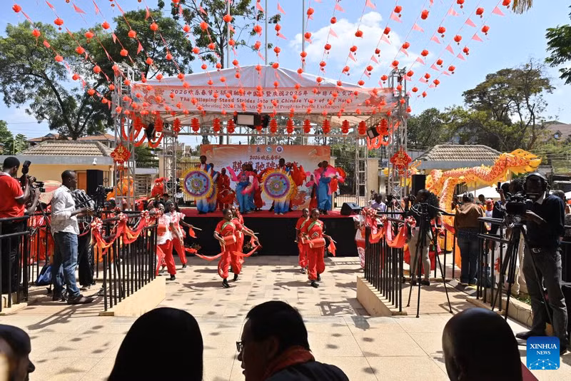 Người dân tham dự một sự kiện chào mừng Tết Nguyên tại Nairobi, Kenya. khong-khi-don-tet-nguyen-dan-binh-ngo-ron-rang-khap-5-chau-kenya.jpg