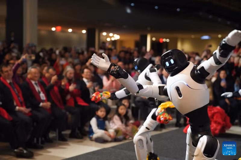 Robot nhảy múa tại buổi dạ tiệc mừng Tết Nguyên đán ở trụ sở Liên Hợp Quốc tại New York, Mỹ. khong-khi-don-tet-nguyen-dan-binh-ngo-ron-rang-khap-5-chau-my.jpg