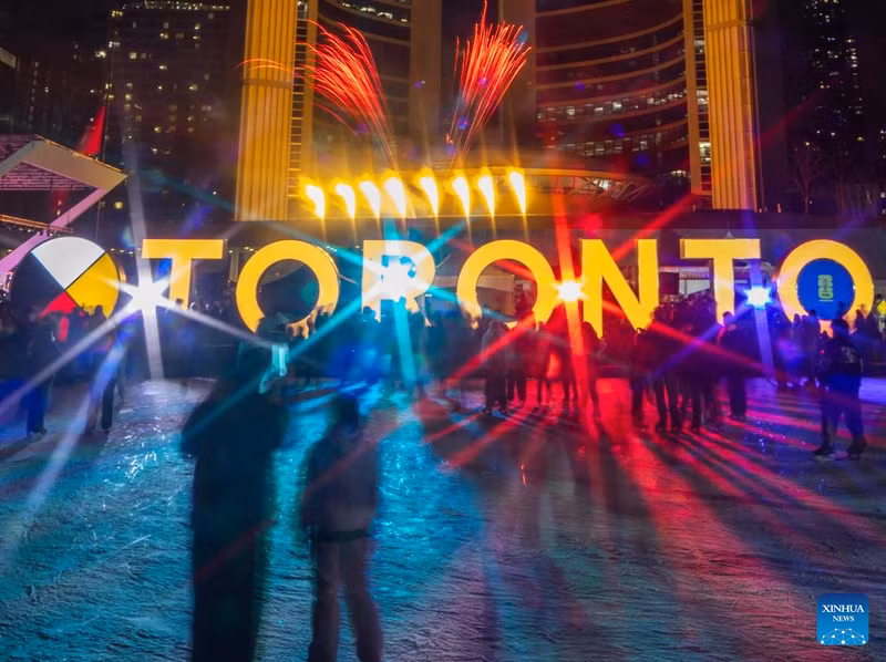 Màn trình diễn pháo hoa tại Tòa thị chính Toronto để chào mừng Tết Nguyên đán tại Toronto, Canada. khong-khi-don-tet-nguyen-dan-binh-ngo-ron-rang-khap-5-chau-toronto-canada.jpg