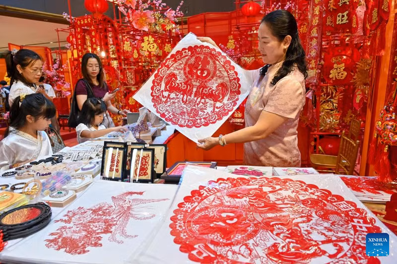 Một tác phẩm nghệ thuật cắt giấy chủ đề năm ngựa chuẩn bị cho Tết Nguyên đán tại bang Selangor, Malaysia. khong-khi-don-tet-nguyen-dan-binh-ngo-ron-rang-khap-5-chau-malaysia.jpg
