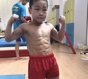 Choáng với cơ bụng 8 múi của cậu bé 7 tuổi | Báo Giáo dục và Thời ...